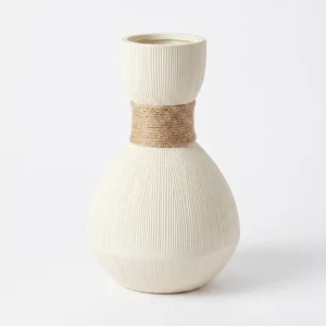 AD2161 | Jarrón blanco texturizado con detalle en yute