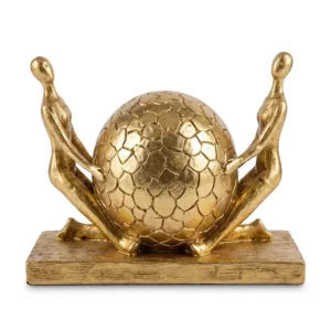 AD2196 | Escultura dorada de figuras sosteniendo una esfera