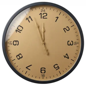 AD2230 | Reloj dorado con marco negro y numeración irregular