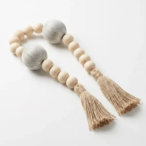 AD2233 | Cadena de madera con esferas textiles y dos borlas