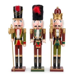 Cascanueces navideño de madera en tres estilos clásicos
