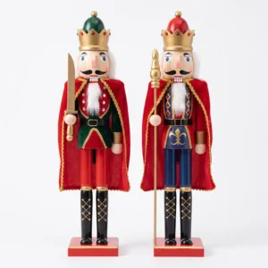 Cascanueces navideño de madera con capa roja